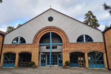 Utenfor Prinsdal-Hauketo kirke der Brukt & Grønt har sine lokaler