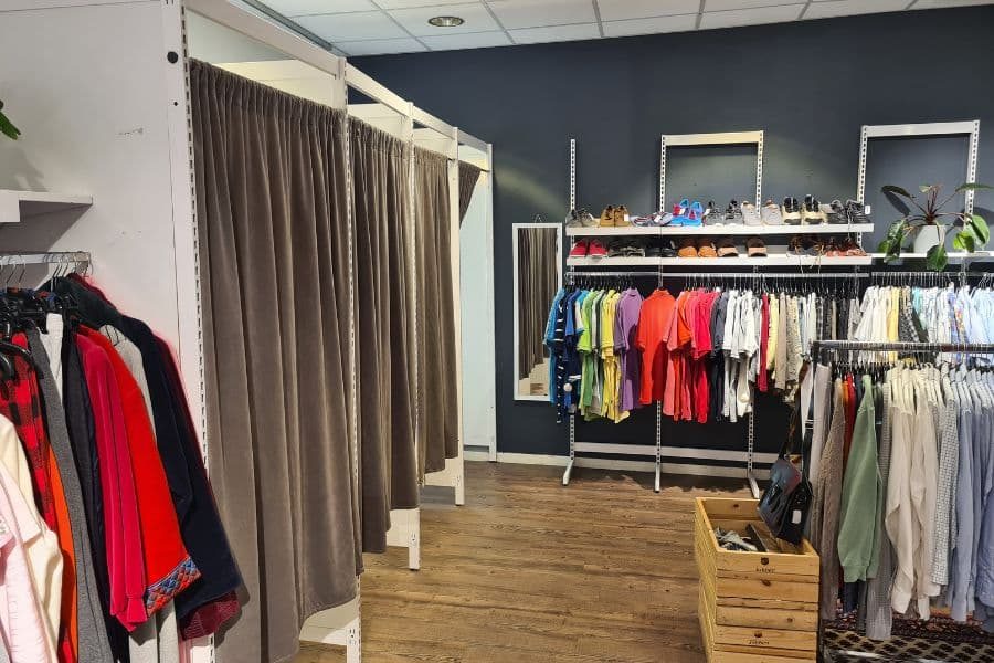 Prøverommene til Fretex Grønland ved herreavdelingen.