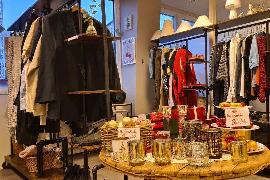 pynt og klær hos ombruksbutikken ada oslo