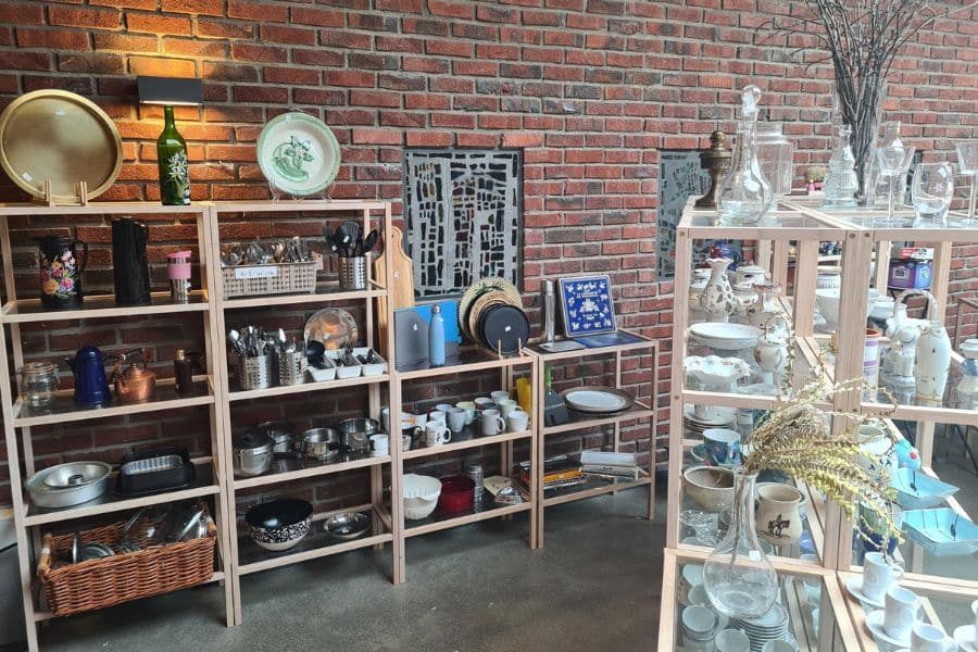 Diverse pyntegjenstander på NMS Gjenbruk Lilleborg