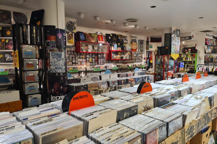 En del av lokalet på Råkk&Rålls med mye musikk