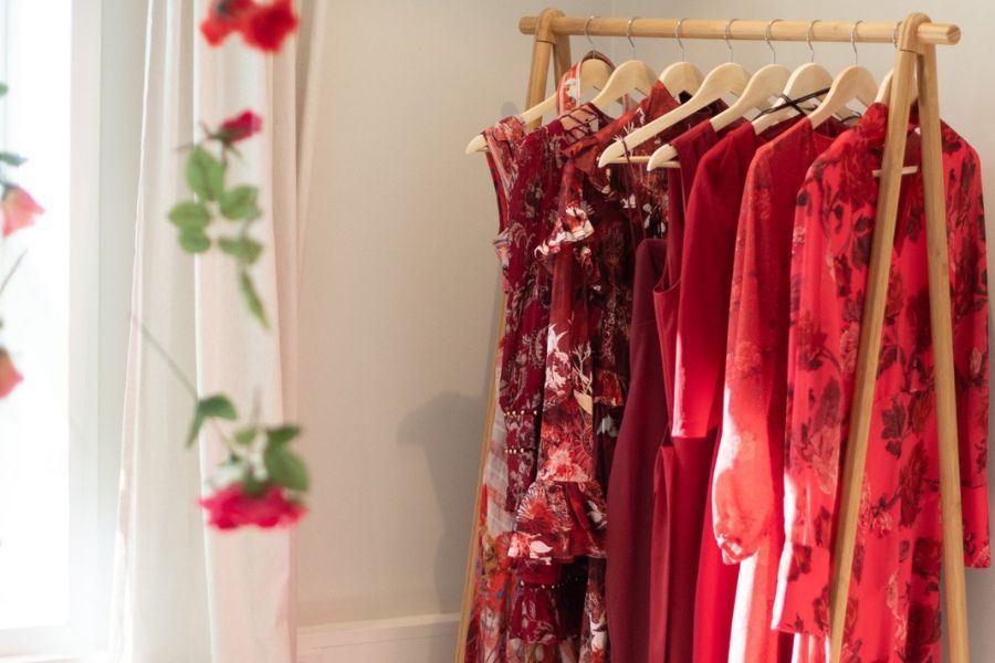 røde antrekk på stativ hos reli oslo