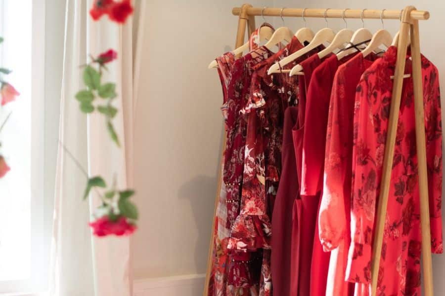 røde antrekk på stativ hos reli oslo