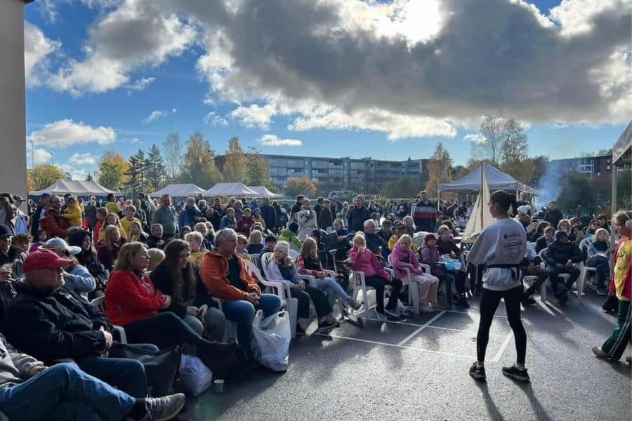 samling mennesker på loppemarkedet på voksen skole