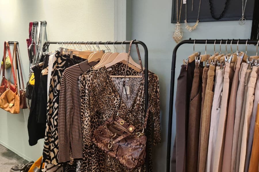 secondhand i jordfarger hos friperie