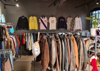 Lokalene hos Vintage Kid Oslo fylt med vintageklær på stativ og vegger