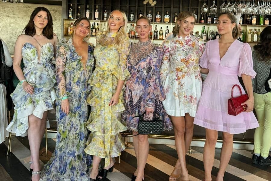 seks kvinner med antrekk fra reli oslo