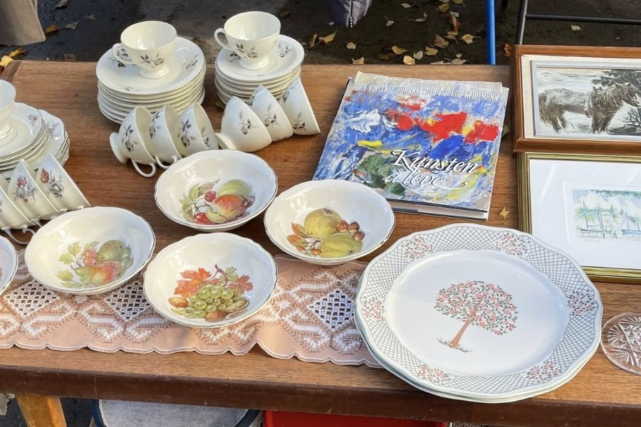 Vintage service på et bord hos Ljabru brukthandel