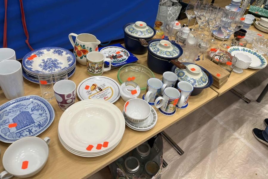Service, tallerkener, kopper og glass på loppemarkedet på Ammerud skole