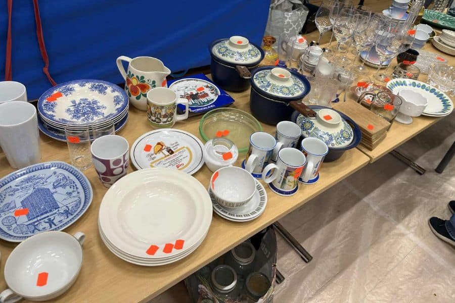 Service, tallerkener, kopper og glass på loppemarkedet på Ammerud skole