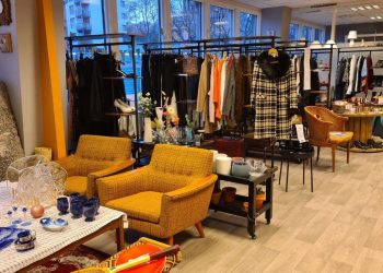 sittegruppe og klesavdeling hos ombruksbutikken ada oslo