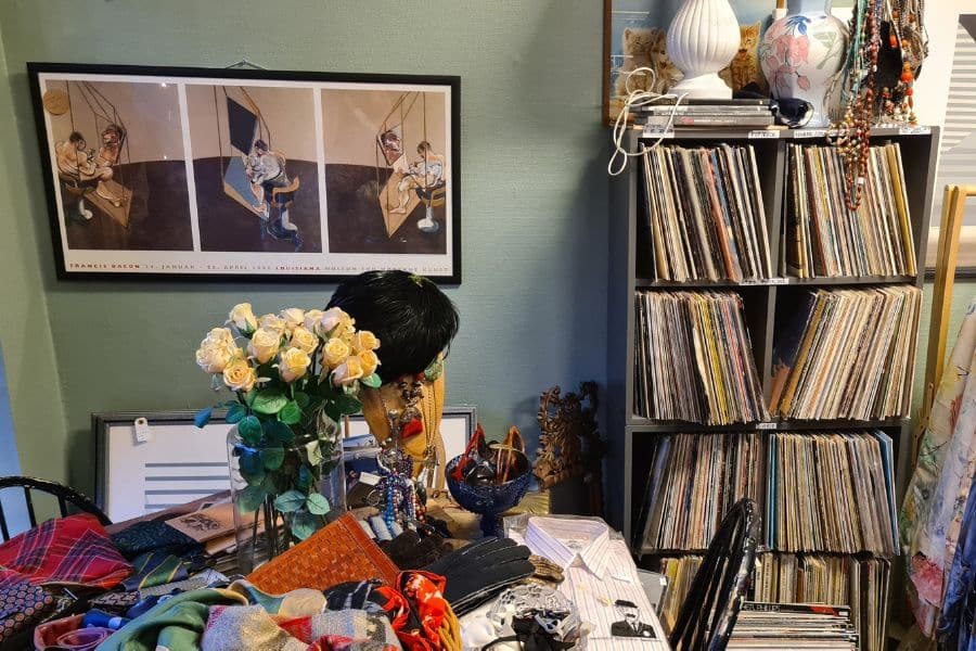 skap med vinyl hos tidstypisk på sinsen