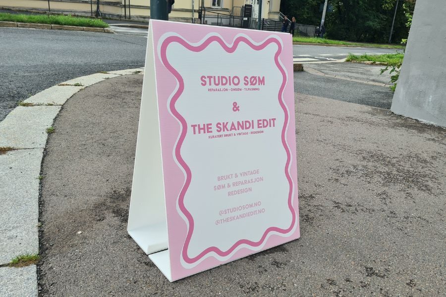 Rosa og hvitt skilt med Studio Søm og The Skandi Edit på Kampen