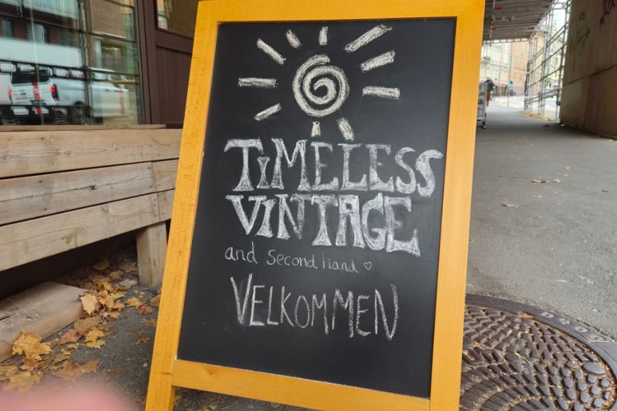 skilt utenfor timeless vintage
