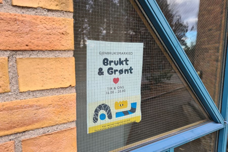 Plakat med informasjon om Brukt & Grønt ved inngangen