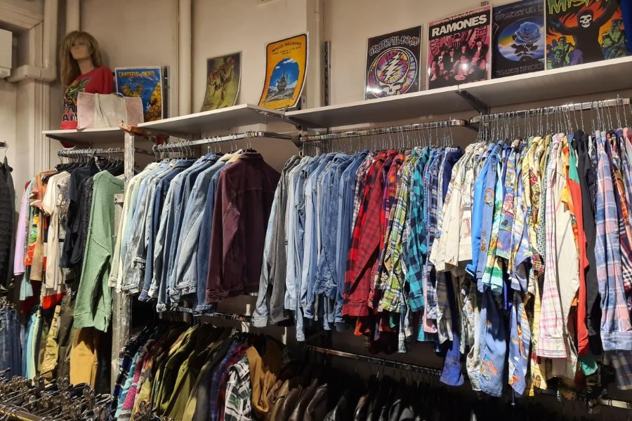 Flere etasjer med stativer og kunst på veggen hos Velouria Vintage på Grunerløkka