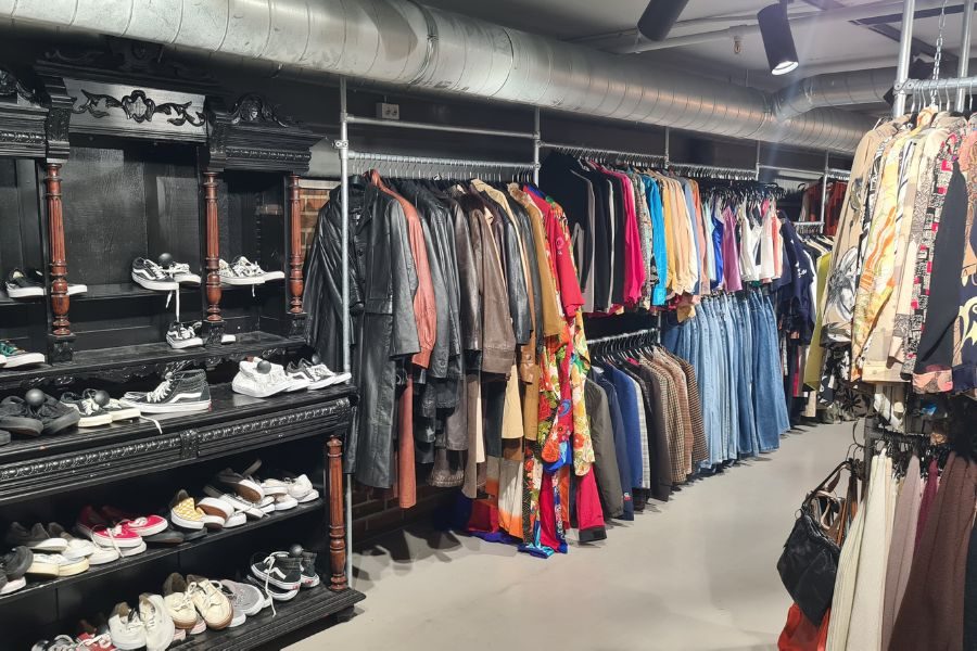 Rekker med stativer med vintage klær hos Episode Oslo på Grunerløkka
