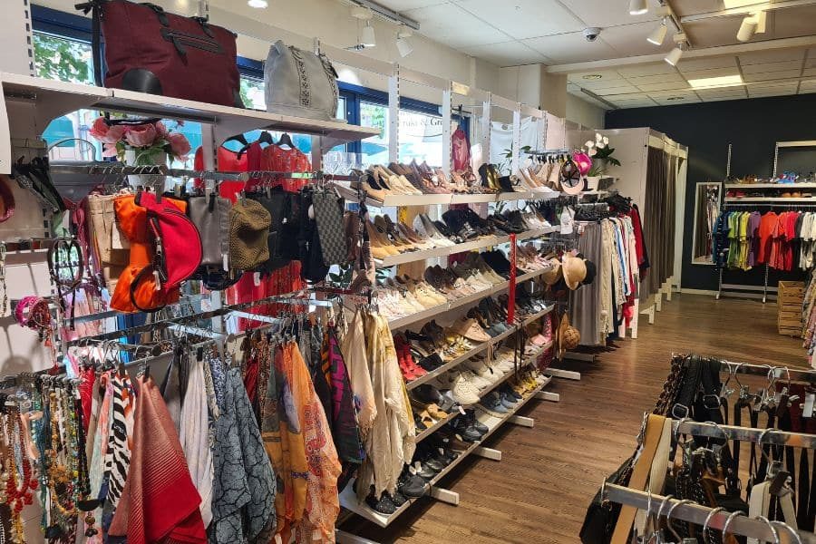 Stort utvalg av sko, skjerf, hatter m.m. hos Fretex Grønland