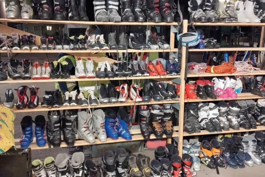 Mange sko til langrenn og alpint på loppemarkedet på Nordstrand skole