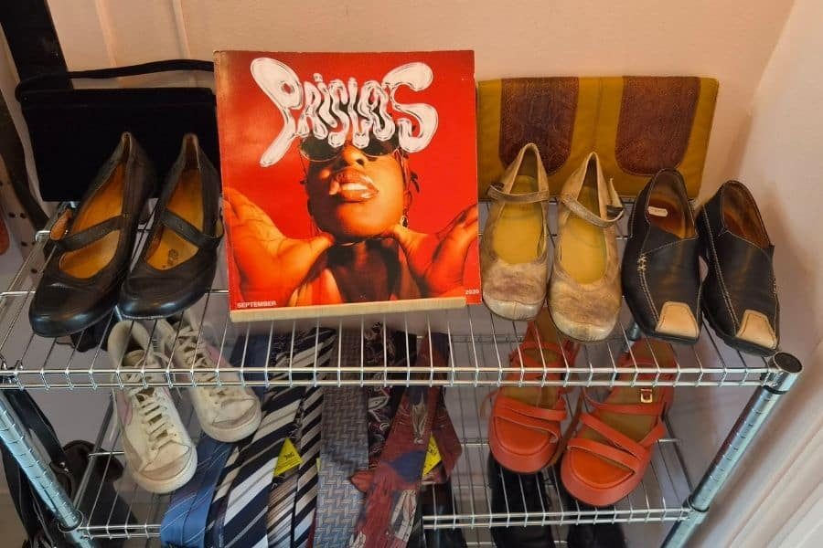 skohylle med prisløs merch