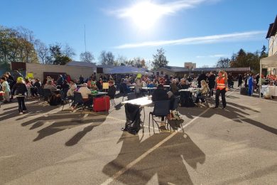 skolegård med loppemarked på smestad skole