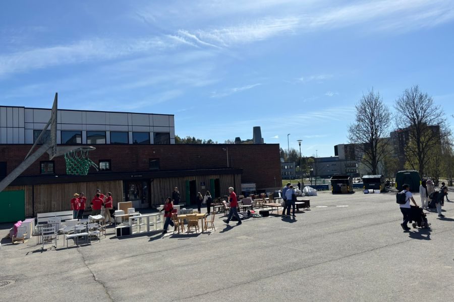 skolegården på loppemarked på ulsrud videregående skole