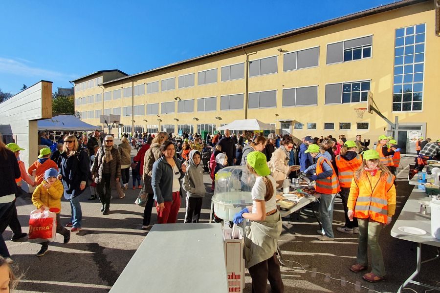 Skolegården til Smestad skole under deres loppemarked