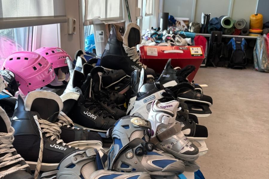 skøyter på loppemarked på ulsrud videregående skole