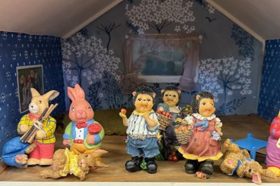 Små figurer og dyr i et dukkehus på loppemarkedet på Tåsen skole