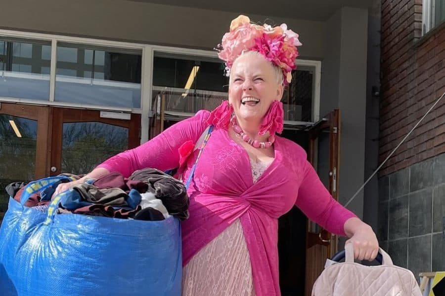 smilende fornøyd kunde på loppemarkedet på marienlyst skole