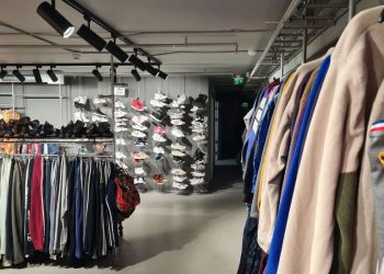 Sneakers og klær på stativ hos Episode Oslo på Grunerløkka