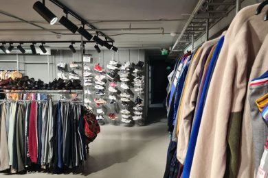 Sneakers og klær på stativ hos Episode Oslo på Grunerløkka