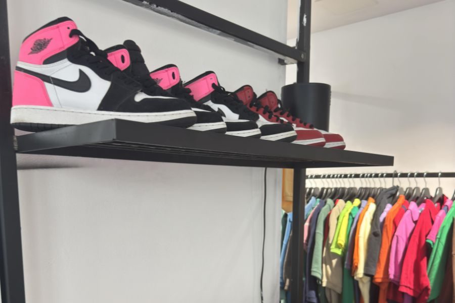 Hylle med sneakers på Value