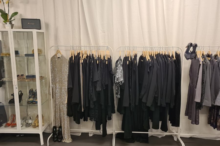 sorte klær hos friperie på løren