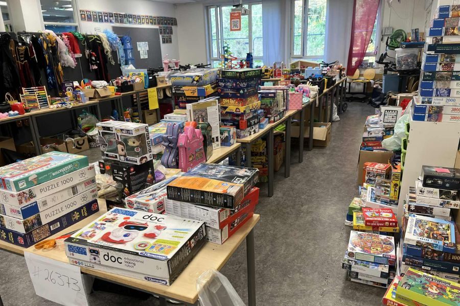 Bord fylt med spill og leker til barn på loppemarkedet på Ammerud skole