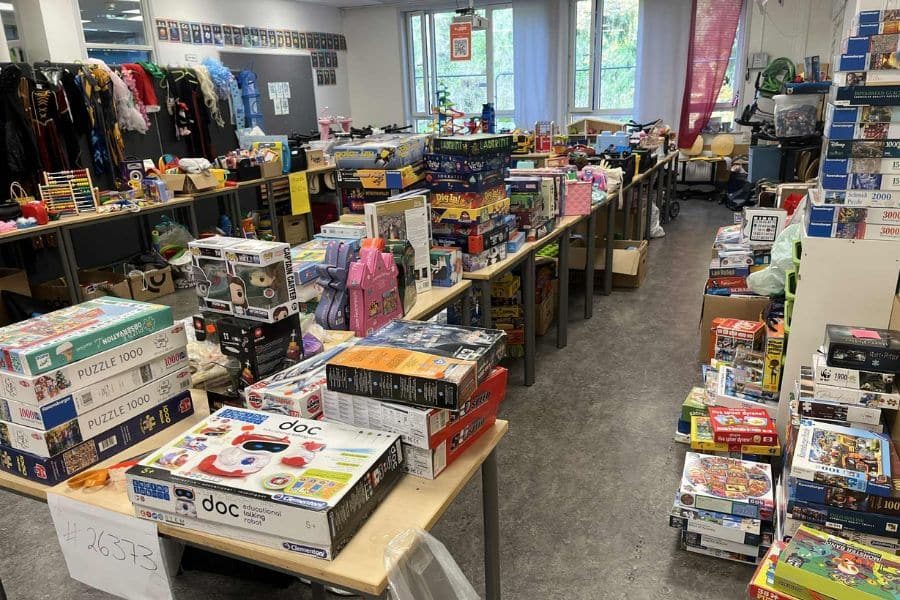 Bord fylt med spill og leker til barn på loppemarkedet på Ammerud skole