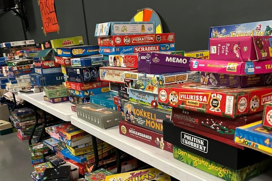 Spillavdeling med mange spill til barn på loppemarkedet på Tåsen skole
