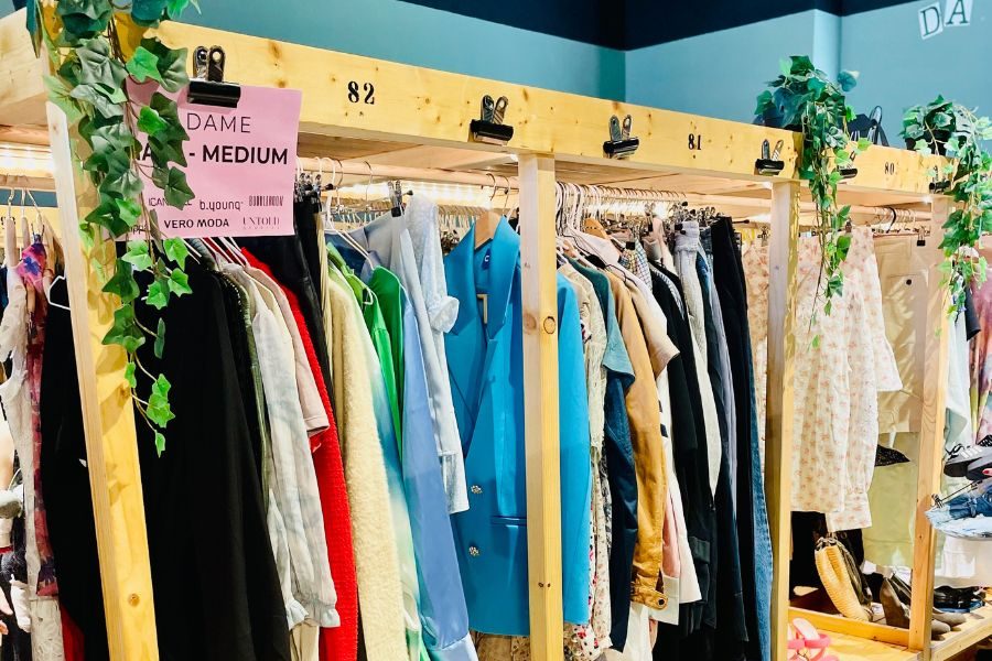 Stand med klær i ulike farger på Green Kids & Moms