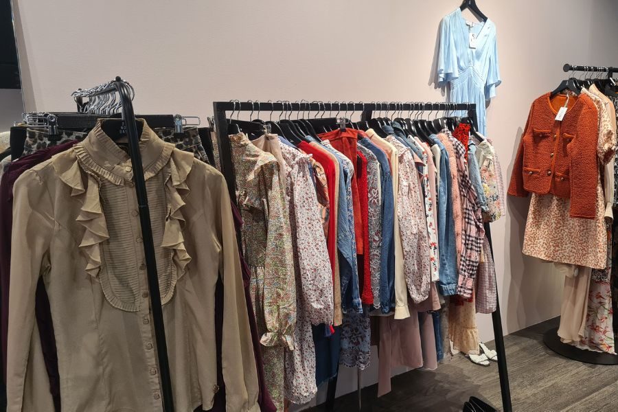 stativ med dameklær hos cirkulær fornebu