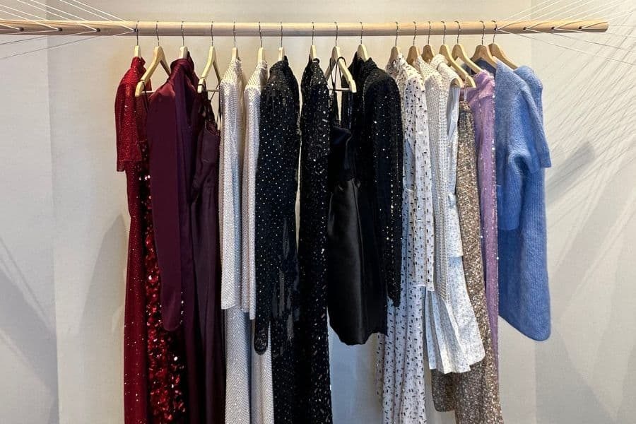 stativ med dameklær hos reli oslo