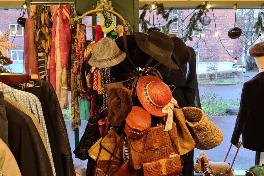 stativ med hatter hos tidstypisk på sinsen