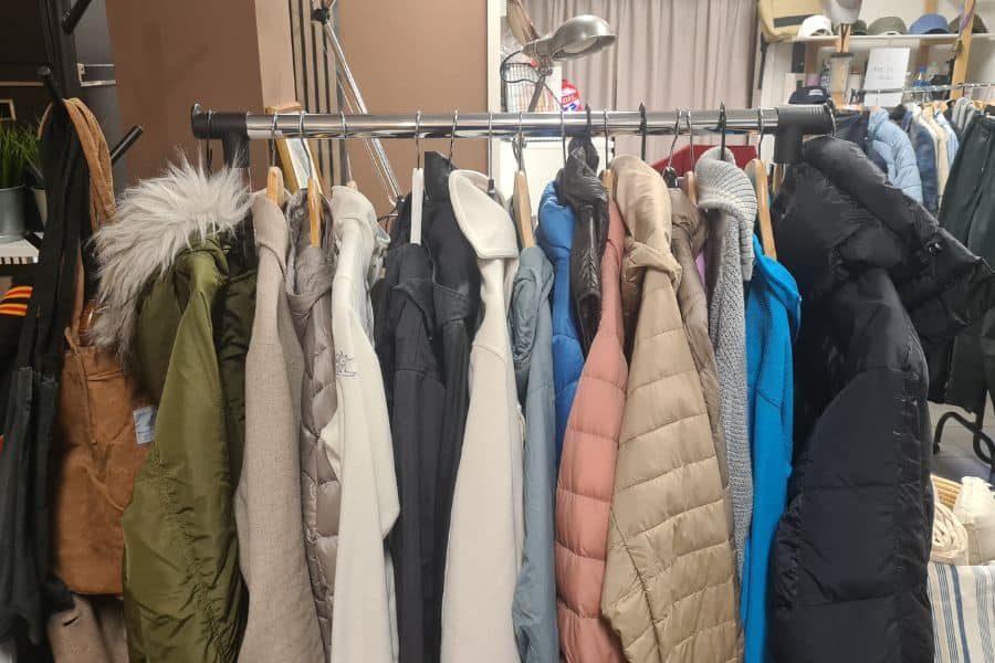 stativ med jakker hos helsfyr brukthandel