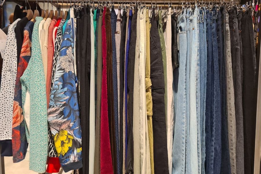 stativ med jeans hos Fileks Secondhand Oslo