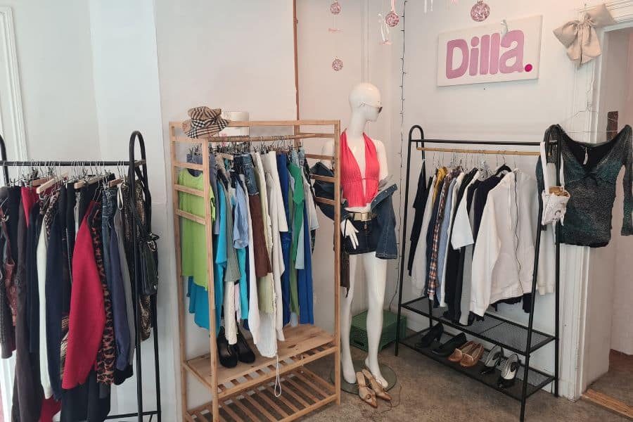 stativ med klær hos dilla brukt og nytt på grunerløkka