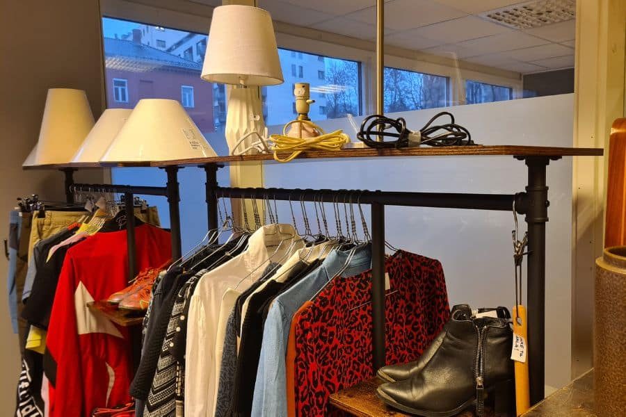 stativ med klær hos ombruksbutikken ada oslo