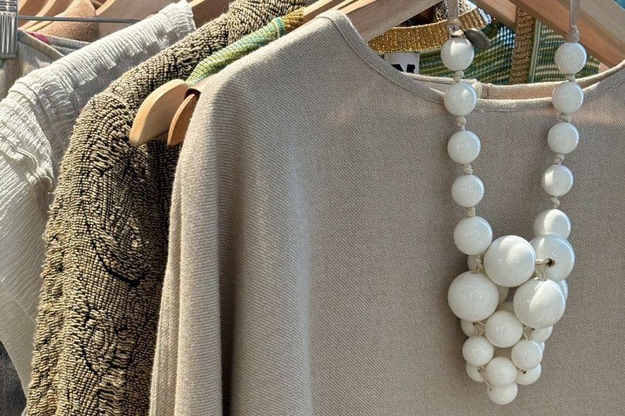 stativ med klær hos repertoire