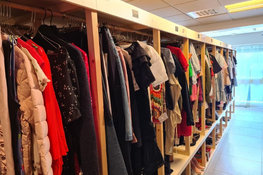 Det er mange stander med klær hos Twice Second hand på Nordstrand