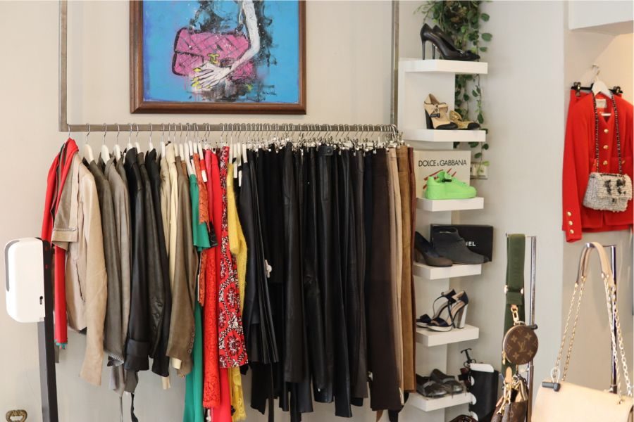 Stativ med vintageklær hos MA Vintage på Frogner