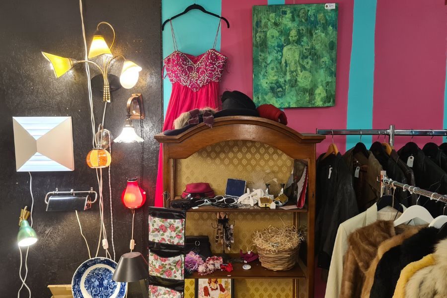 Stativ med vintageklær og hylle med secondhand accessories hos Tanta til Beate i Gamlebyen