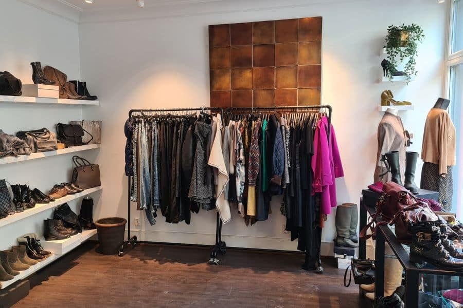 stativ med klær og hylle mer sko